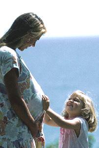 Dvojata v bku maminky.